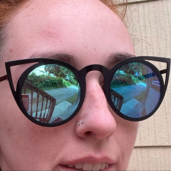 SOLD Blue Cateye Sunglasses - Picture 4 of 4